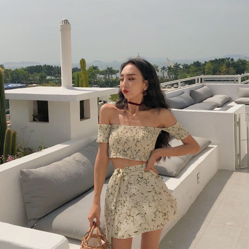 Floral off-shoulder croptop + mini skirt